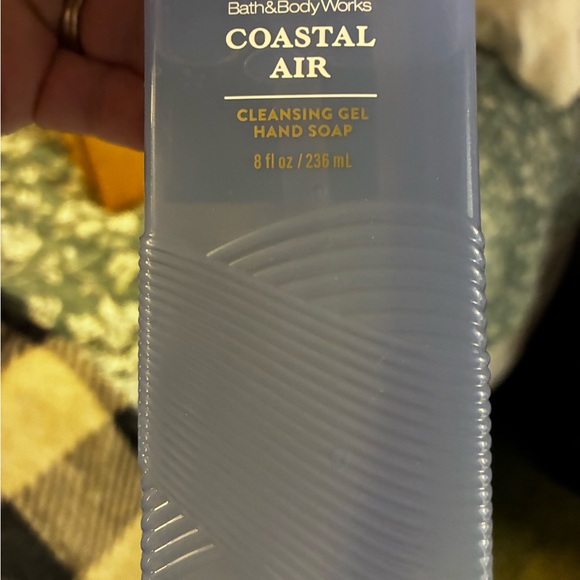Bath & Body Works Coastal Air Gel
Scented Hand Soap - Light Blue (4) - Picture 4 of 5